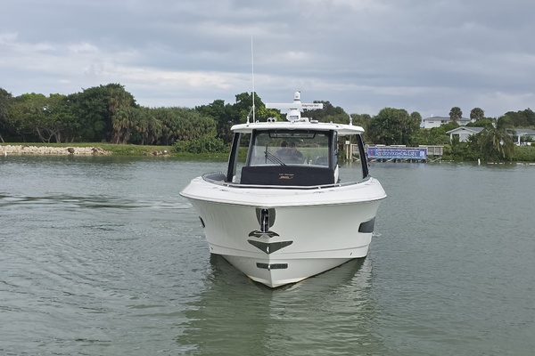 2021 Boston Whaler 420 Outrage BFT- Profile