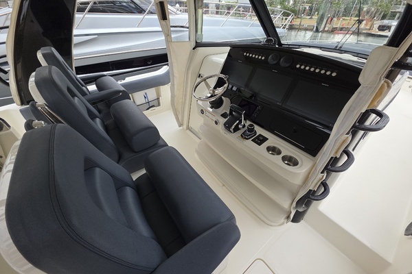 2021 Boston Whaler 42