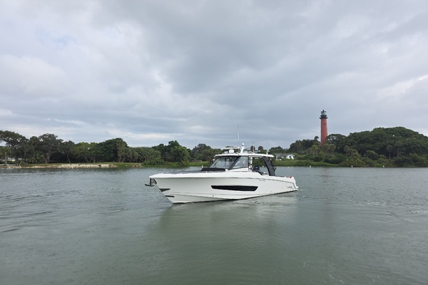 2021 Boston Whaler 420 Outrage BFT- Profile