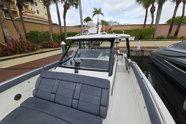 2021 Boston Whaler 420 Outrage BFT-Profile