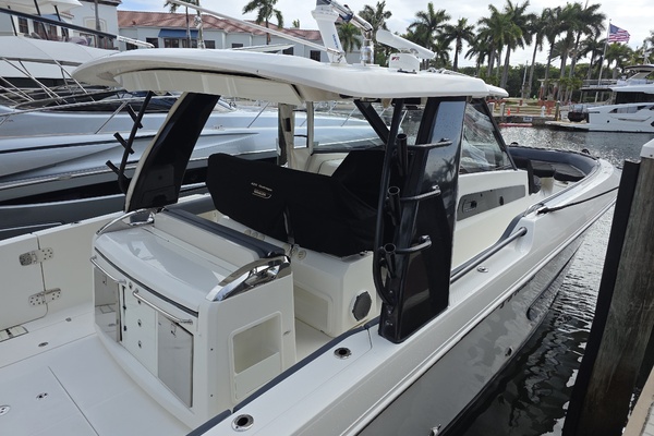 2021 Boston Whaler 420 Outrage BFT-Profile