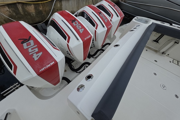 2021 Boston Whaler 420 Outrage BFT-Profile
