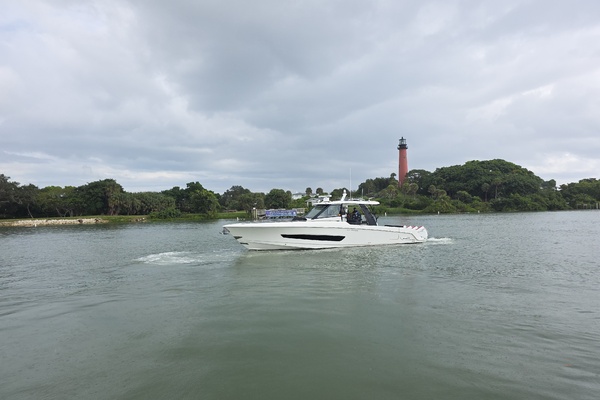 2021 Boston Whaler 420 Outrage BFT- Profile