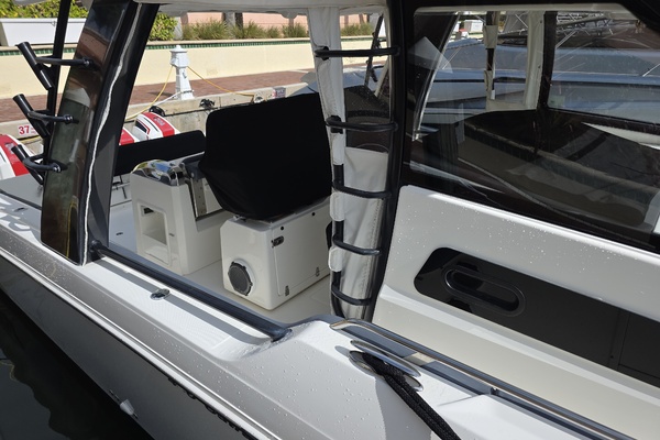 2021 Boston Whaler 420 Outrage BFT-Profile