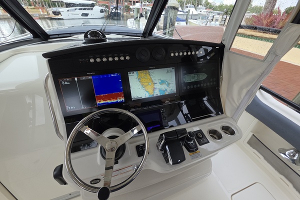2021 Boston Whaler 420 Outrage BFT-Profile