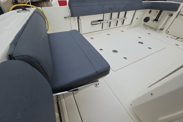 2021 Boston Whaler 420 Outrage BFT-Profile