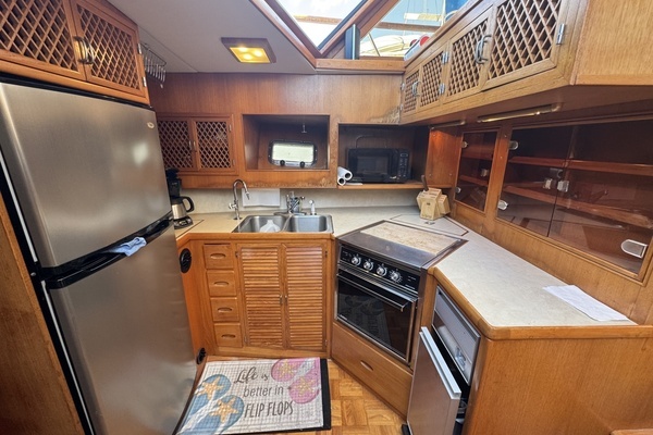 Lien Hwa 47 Yacht For Sale