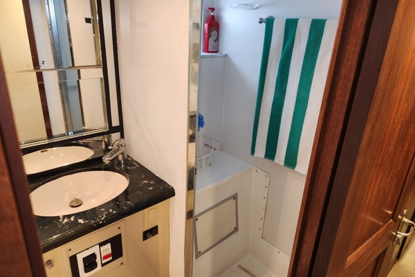 PUDDY TAT III 53ft Hatteras Yacht For Sale