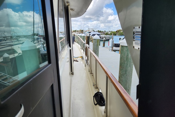 PUDDY TAT III 53ft Hatteras Yacht For Sale