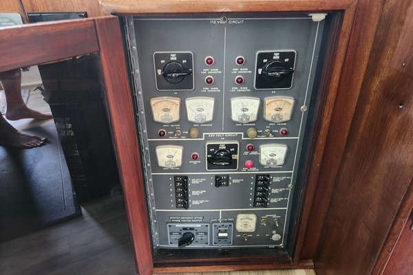 PUDDY TAT III 53ft Hatteras Yacht For Sale