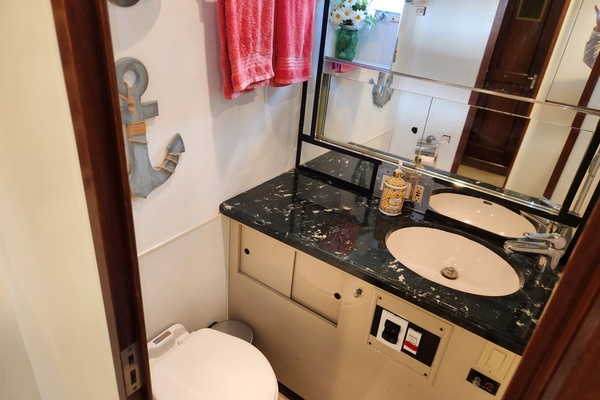 PUDDY TAT III 53ft Hatteras Yacht For Sale