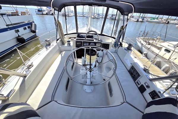 Photo of the 1991 Hunter Passage 42 "Divan San"