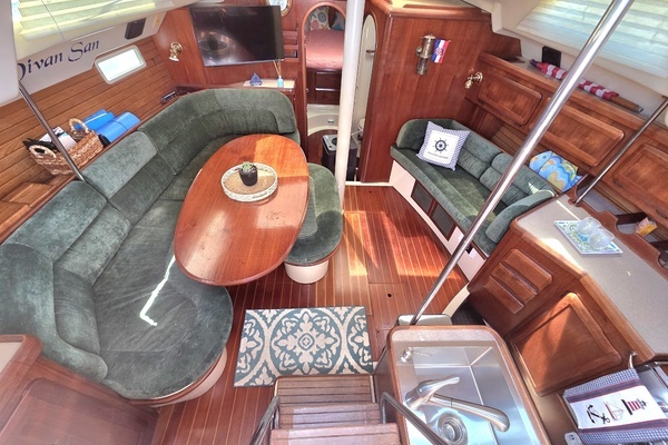 Photo of the 1991 Hunter Passage 42 "Divan San"
