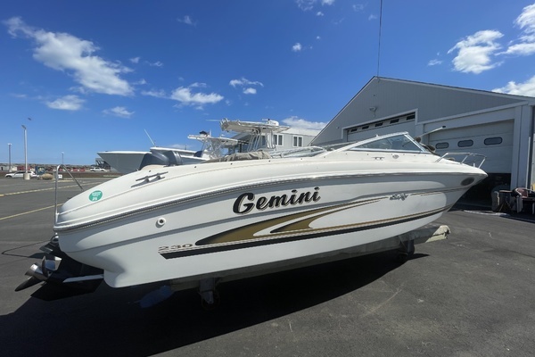 Photo of the 2000 Sea Ray 230 Signature