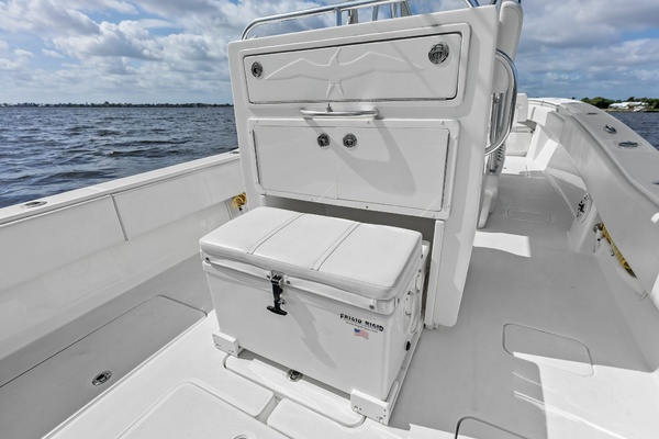 33ft Invincible Yacht For Sale