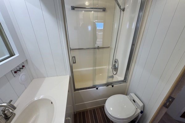 Aqua Terra 52ft Hatteras Yacht For Sale