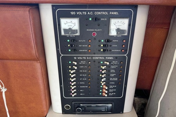 HOOKED 34ft Luhrs Yacht For Sale