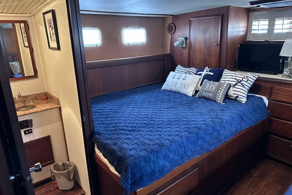 WALKING ON WATER 43ft Hatteras Yacht For Sale