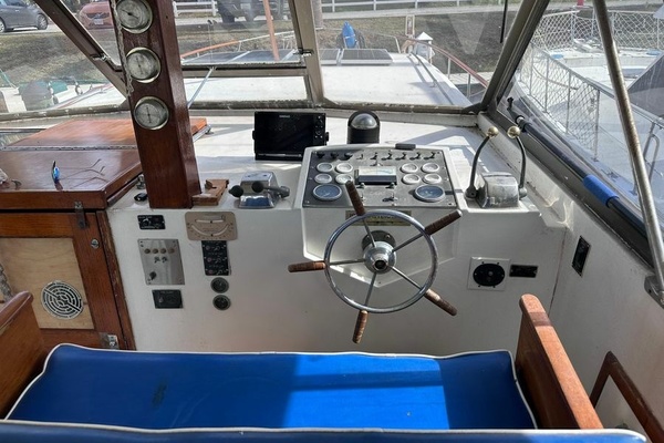 WALKING ON WATER 43ft Hatteras Yacht For Sale