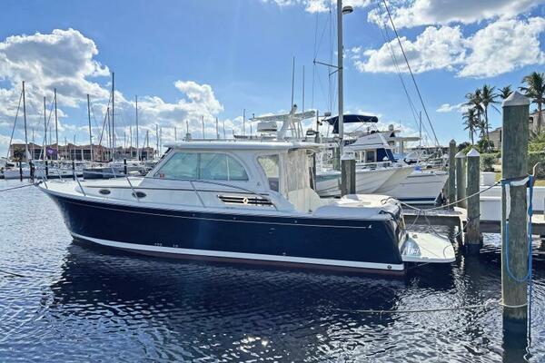 BELLA FAMIGLIA 32ft Back Cove Yacht For Sale