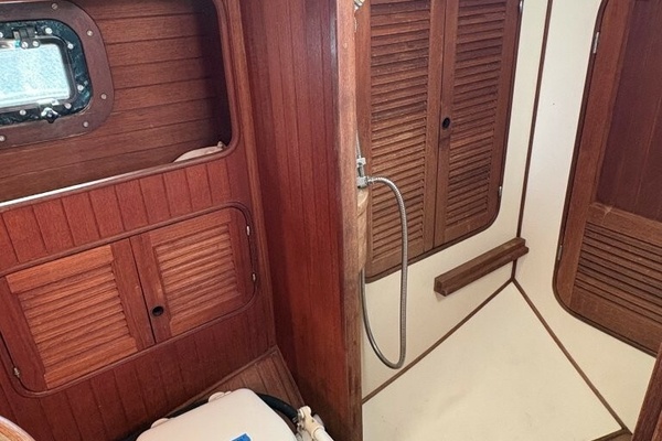 Aft head with Shower