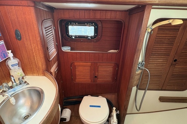 Aft Head with Shower