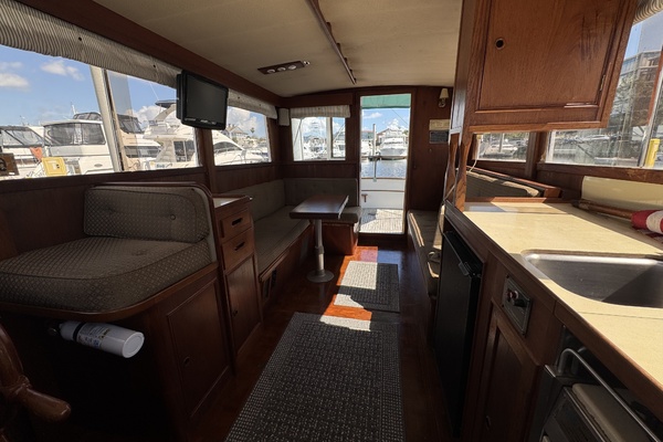 Pond Lily 32ft Grand Banks Yacht For Sale