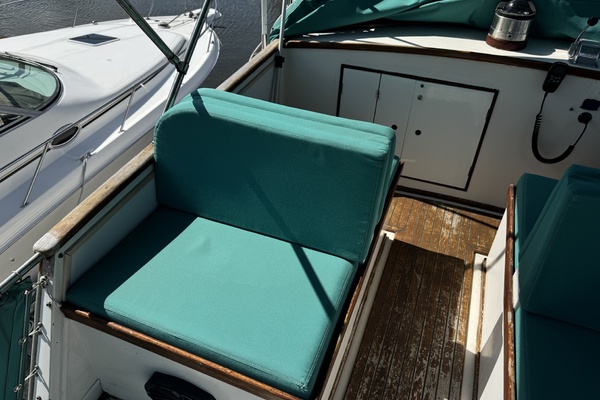 Pond Lily 32ft Grand Banks Yacht For Sale