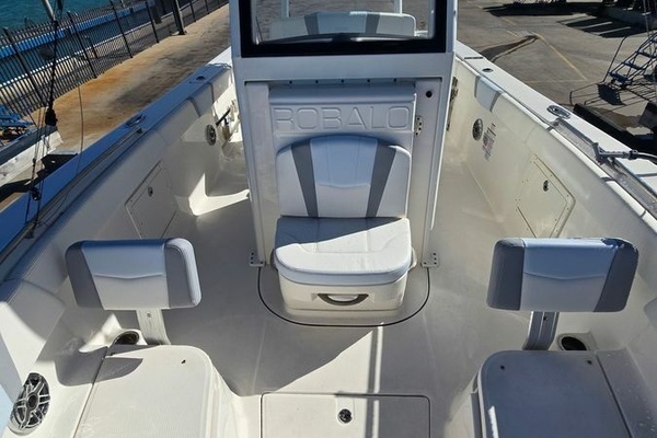 2022 Robalo 27