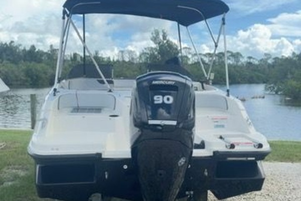 Photo of the 2023 Bayliner 