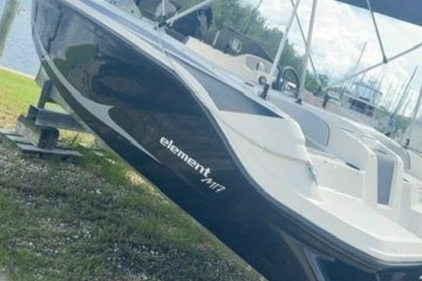 Photo of the 2023 Bayliner 