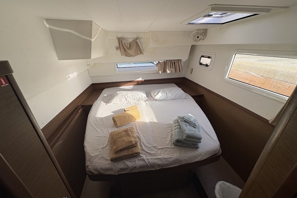 Apres Sail 42ft Lagoon Yacht For Sale