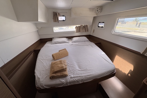 Apres Sail 42ft Lagoon Yacht For Sale