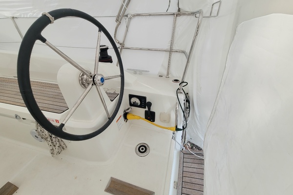 Earling 30ft Beneteau Yacht For Sale