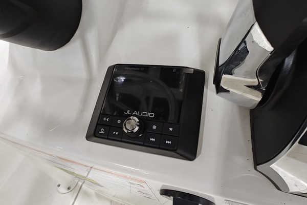 19ft Boston Whaler Yacht For Sale