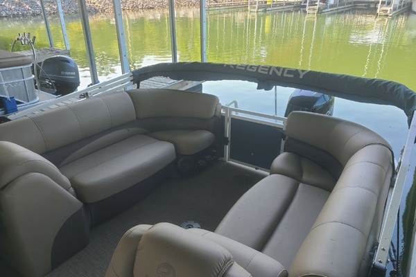 Photo of the 2018 Tracker REGENCY 254 LE3