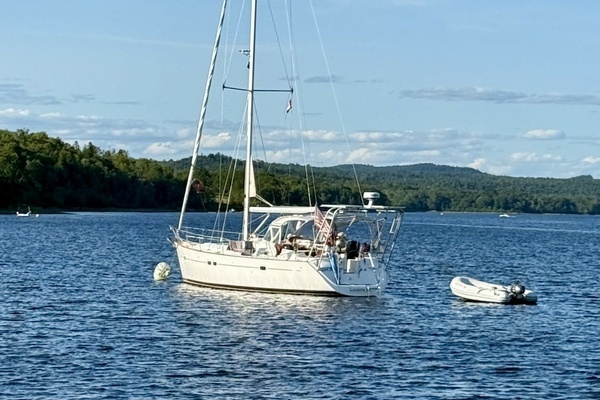 Photo of the 2004 Beneteau 423 "Short Horizon"