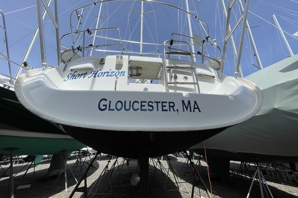 Photo of the 2004 Beneteau 423 "Short Horizon"