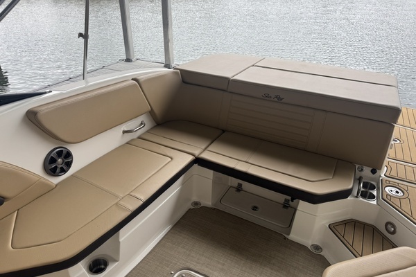 Photo of the 2020 Sea Ray SPX230