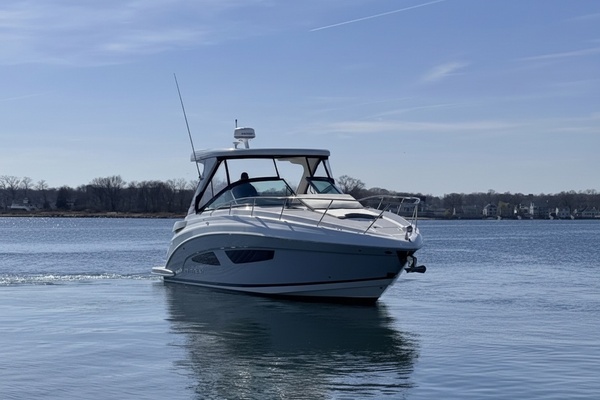 Photo of the 2020 Regal 33 XO