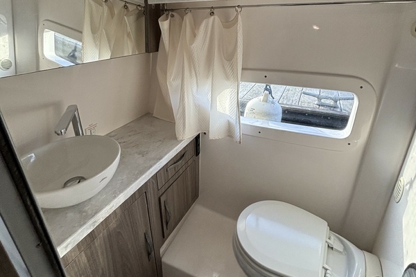 33ft Regal Yacht For Sale