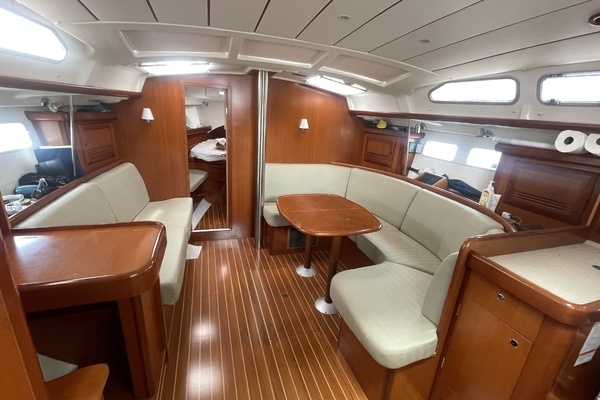 Photo of the 2007 Beneteau 423 "Intuition"
