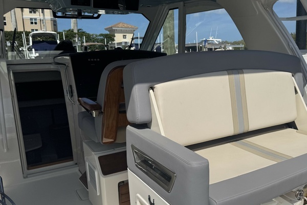 2024 Boston Whaler 38
