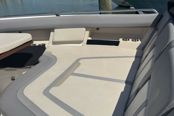 2024 Boston Whaler 38