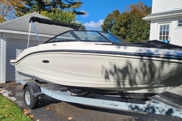 Photo of the 2019 Sea Ray 190 SPX