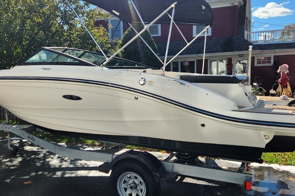 Photo of the 2019 Sea Ray 190 SPX