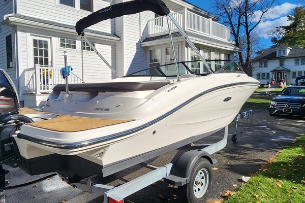 Photo of the 2019 Sea Ray 190 SPX