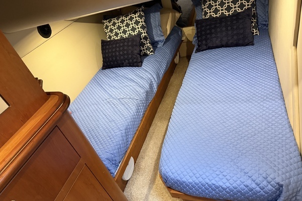 2001 Cruisers Yachts 46