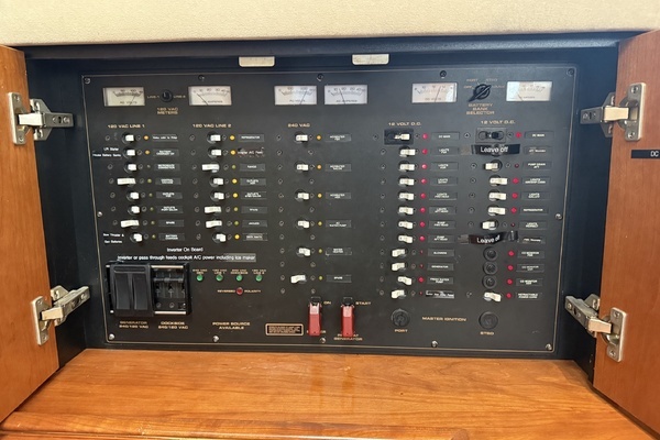 2001 Cruisers Yachts 46