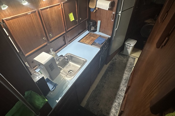 Bugsy 43ft Hatteras Yacht For Sale